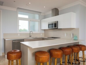 Frigorífico, microondas, horno y lavavajillas