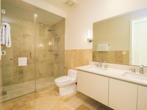Dusche, Handtücher, Seife, Shampoo