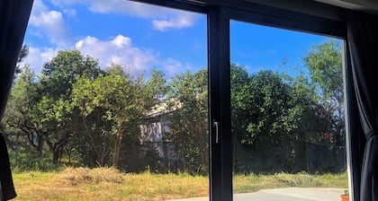 Μinimalist quiet house! 5 minutes to the beach.