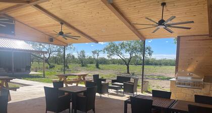 New Spacious 5 separate hotel suites in charming Uvalde with WiFi, AC.