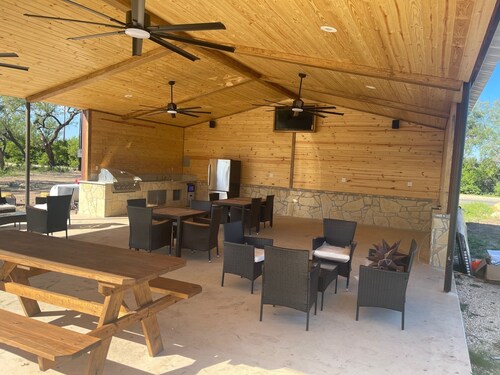 New Spacious 5 separate hotel suites in charming Uvalde with WiFi, AC.    