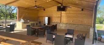 New Spacious 5 separate hotel suites in charming Uvalde with WiFi, AC.    