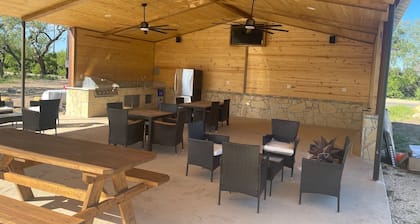 New Spacious 5 separate hotel suites in charming Uvalde with WiFi, AC.