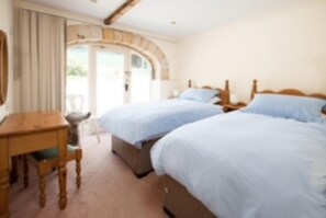 A room with two beds, a wooden desk, and a chair. - Tranquil 3 Bed - All En Suite - Cottage in Hexham (Hexham)
