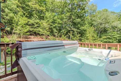 Cozy Retreat with a Hot Tub!
