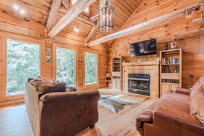 Smart TV, fireplace, video games - Cozy Retreat with a Hot Tub! (Dahlonega)