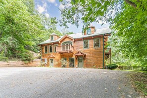 Exterior - Cozy Retreat with a Hot Tub! (Dahlonega)