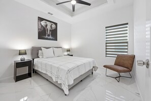 3 室のベッドルーム、デスク、アイロン / アイロン台、WiFi