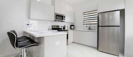 Refrigerador, microondas, horno y parrilla de estufa