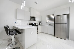 Kylskåp, mikrovågsugn, ugn och spishäll