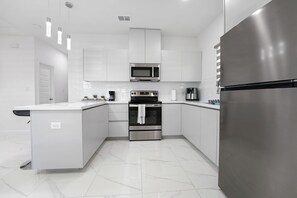 冷蔵庫、電子レンジ、オーブン、コンロ