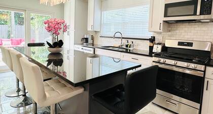Nicely decorated 5 BR home -2 king beds- walk to AT&T Sta, Globe Life, and more…