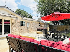 Outdoor dining - Nicely decorated 5 BR home -2 king beds- walk to AT&T Sta, Globe Life, and more… (Arlington)