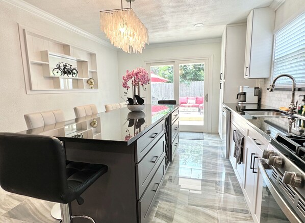 Fridge, microwave, oven, stovetop - Nicely decorated 5 BR home -2 king beds- walk to AT&T Sta, Globe Life, and more… (Arlington)