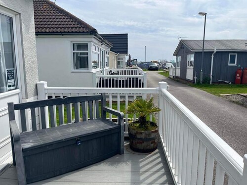 Seasideescape-2br-sleeps4-parking-petsok-fireplace
