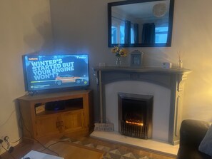 Chalet | Living area | TV, fireplace - Seasideescape-2br-sleeps4-parking-petsok-fireplace (Bridlington)