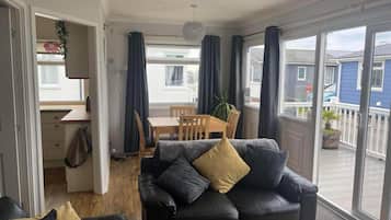 Chalé | Área de estar | TV, lareira