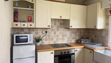 Chalé | Cozinha privada | Geladeira, micro-ondas, fogão, cooktop