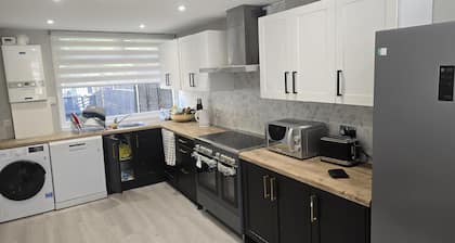 Friendly Retreat at Windermere Way Upto 6 Guests