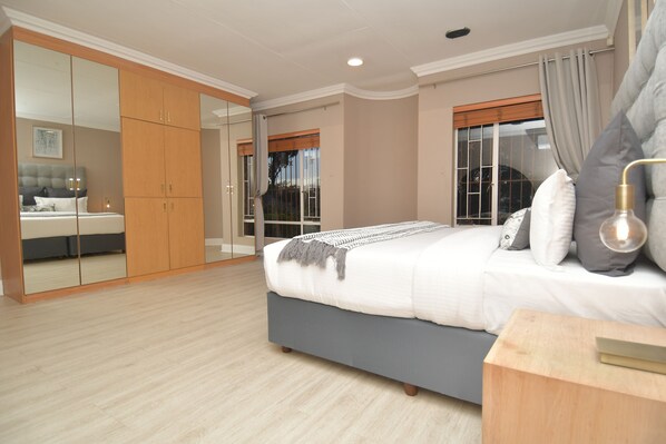 4 bedrooms, iron/ironing board, WiFi, bed sheets