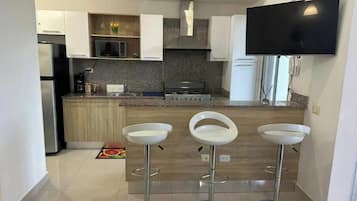 Micro-ondas, fogão, cooktop, cafeteira/chaleira