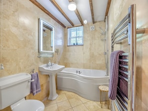 Un baño con inodoro, lavamanos y bañera.
