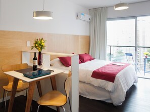 ألحفة محشوة بالريش ومساحة عمل للكمبيوتر المحمول وستائر تعتيم