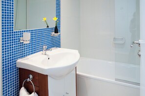 Studio | Salle de bain | Ensemble douche/baignoire, bidet, serviettes fournies, savon