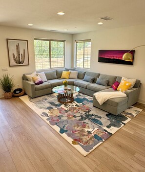 Smart-TV, peis, bøker og musikkbibliotek