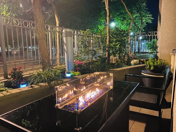 Terrace/patio - Stylish 3-bed Toronto Waterfront Suite. 15 minutes from Union Station (Toronto)