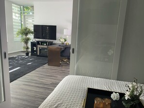 2 bedrooms, iron/ironing board, WiFi, bed sheets - Stylish 3-bed Toronto Waterfront Suite. 15 minutes from Union Station (Toronto)