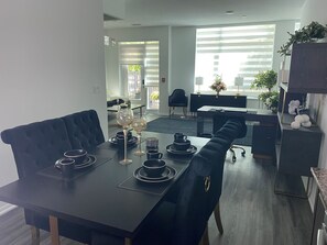 Dining - Stylish 3-bed Toronto Waterfront Suite. 15 minutes from Union Station (Toronto)