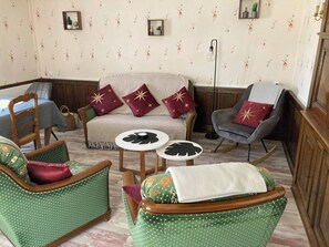 Télévision, lecteur de DVD, table de tennis de table, livres