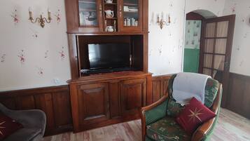 TV, DVD player, mesa de pingue-pongue, livros