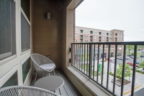 Deluxe Apartment, 1 Queen Bed with Sofa bed, Non Smoking, Park View | Park view