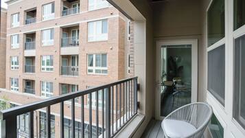 Deluxe Apartment, 1 Queen Bed with Sofa bed, Non Smoking, Park View | Balcony