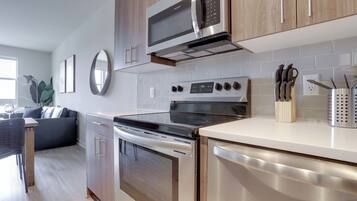 Apartemen Deluks, 1 Tempat Tidur Queen dengan tempat tidur Sofa, Bebas Asap Rokok, pemandangan taman | Dapur pribadi | Mesin pembuat kopi/teh, pemanggang roti, blender, dan oven pemanggang