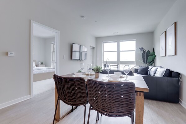 Deluxe-Apartment, 1 Queen-Bett und Schlafsofa, Nichtraucher, Parkblick | Esszimmer