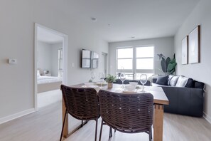 Deluxe Apartment, 1 Queen Bed with Sofa bed, Non Smoking, Park View | Dining room
