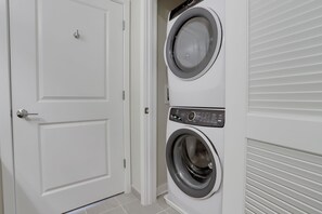 Deluxe Apartment, 1 Queen Bed with Sofa bed, Non Smoking, Park View | Laundry