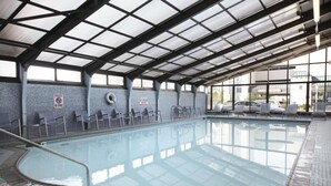 Pool - Oceanfront 1-bedroom condo in Virginia Beach with Kitchen, Balcony, Pool, WiFi (Virginia Beach)