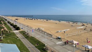 Beach - Oceanfront 1-bedroom condo in Virginia Beach with Kitchen, Balcony, Pool, WiFi (Virginia Beach)