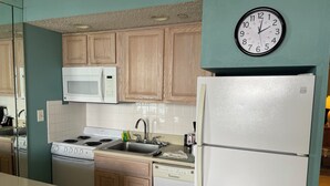Private kitchen - Oceanfront 1-bedroom condo in Virginia Beach with Kitchen, Balcony, Pool, WiFi (Virginia Beach)