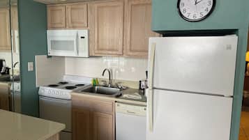Coffee/tea maker, fridge, microwave, oven