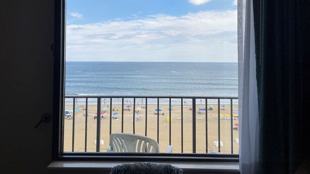 Interior - Oceanfront 1-bedroom condo in Virginia Beach with Kitchen, Balcony, Pool, WiFi (Virginia Beach)