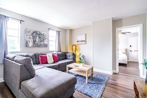 Hus Design - 1 queensize-säng - tillgänglighetsanpassat - utsikt mot staden | Vardagsrum | 32-tums smart-tv med kabelkanaler, Netflix och Hulu
