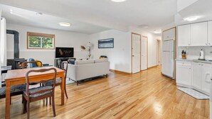 Ein modernes Wohnzimmer mit Essbereich, Küche und Kamin.