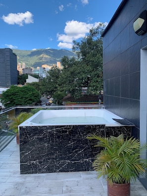 Outdoor spa tub