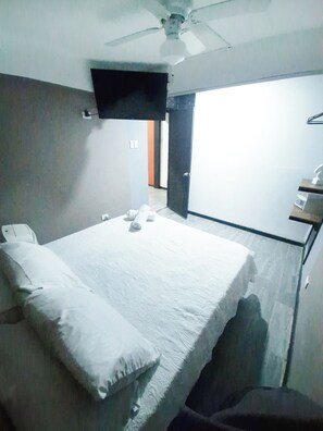 1 Schlafzimmer, Bügeleisen/Bügelbrett