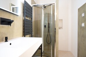 Shower, hair dryer, bidet, towels - Suite Guagnano Luxury Apartment  (Nardò)